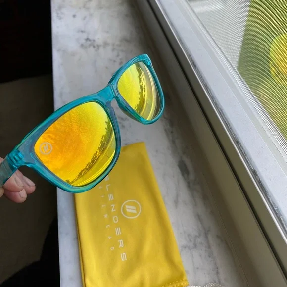 Stylish Green Sunglasses - Picture 5 of 6